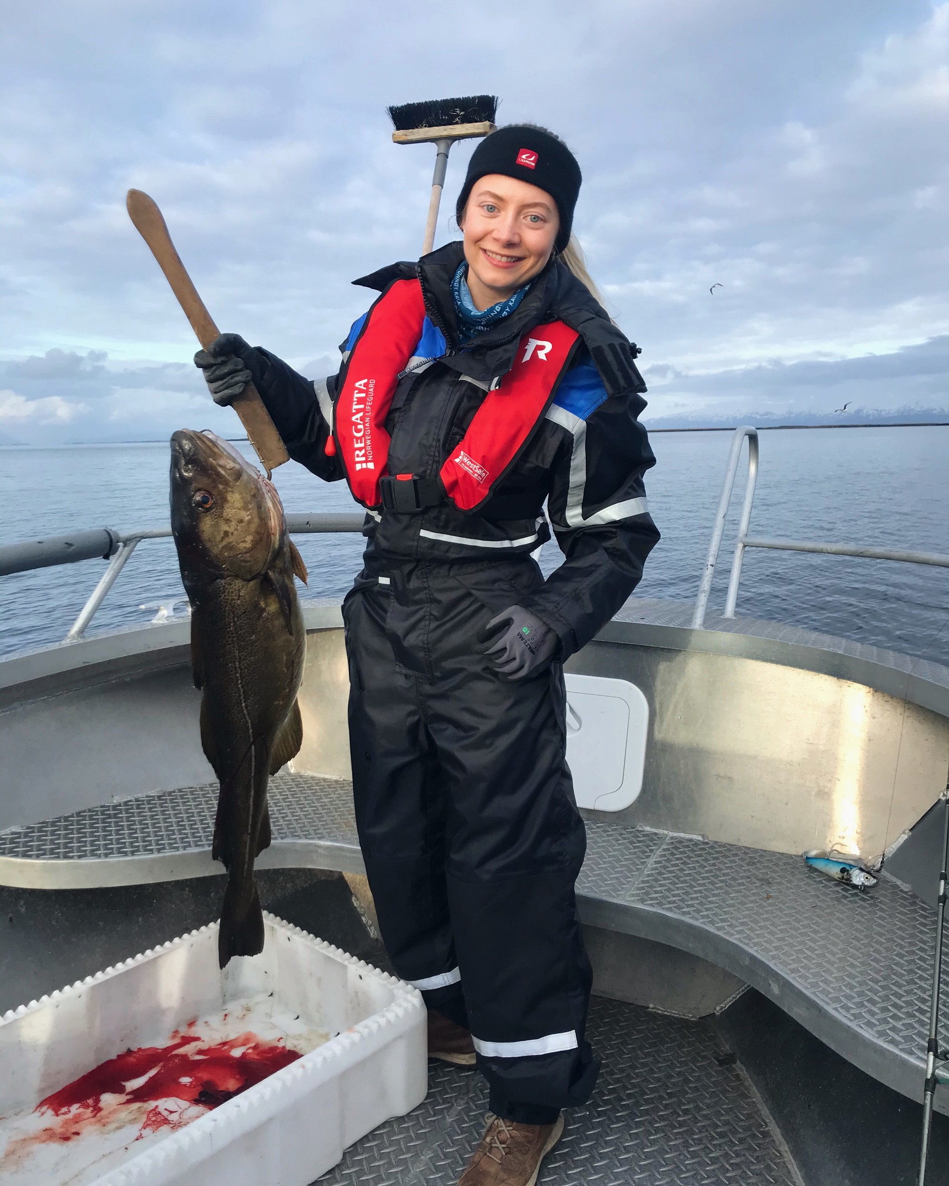 Jente med fisk